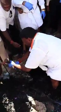 வேட்டியை மடித்துக் கட்டிக் கொண்டு சாக்கடையை சுத்தம் செய்த புதுவை முதல்வர் நாராயணசாமி-வீடியோ