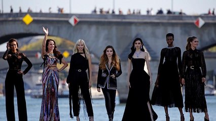 Models statt Schiffe: Laufsteg auf der Seine