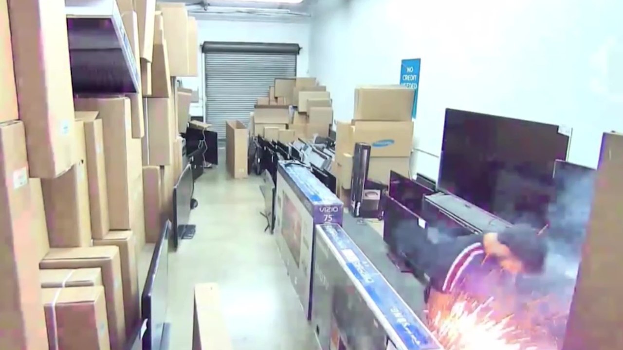 Une cigarette électronique explose dans sa poche et lui brûle la jambe