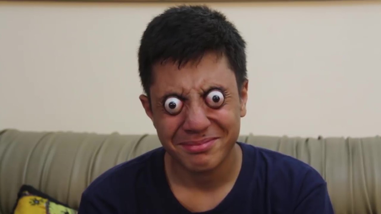 Un adolescent de 16 ans qui arrive à faire sortir ses yeux de ses orbites pendant plus d'une minute