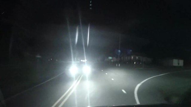 Un homme ivre rate son virage et percute violemment une voiture avant de continuer sa route