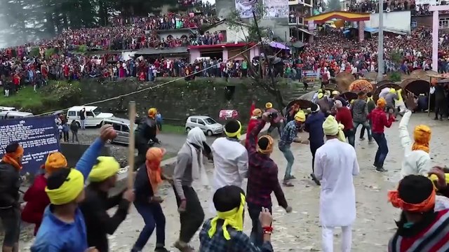 Les habitants d'un village se balancent des pierres en pleine tête pour apporter la « bonne chance »