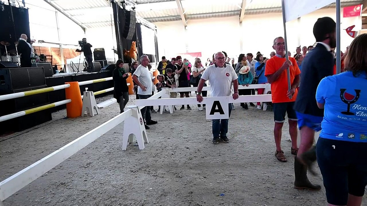 Premier championnat du monde de "cheval à deux pattes"