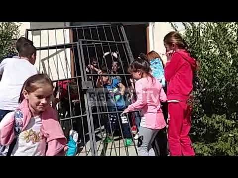 Elbasan, nxënësit e Mengëlit duan të mësojnë te Shkolla e mbyllur, thyejnë derën, ndërhyn policia