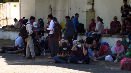 "가족 생사 확인해야"...섬 남부 공항 '장사진' / YTN