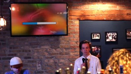 Cet homme a fait un très mauvais choix au karaoké et c'est hilarant !