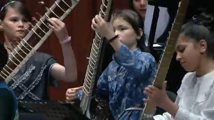 Jovens afegãs fazem música contra o preconceito