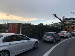 Basın Ekspres Yolu Girişinde Tır Devrildi (2)