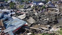 Hundreds still buried in mud after Indonesia quake, says official