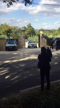 Quelques hommages devant la propriété de Charles Aznavour quelques heures après sa mort