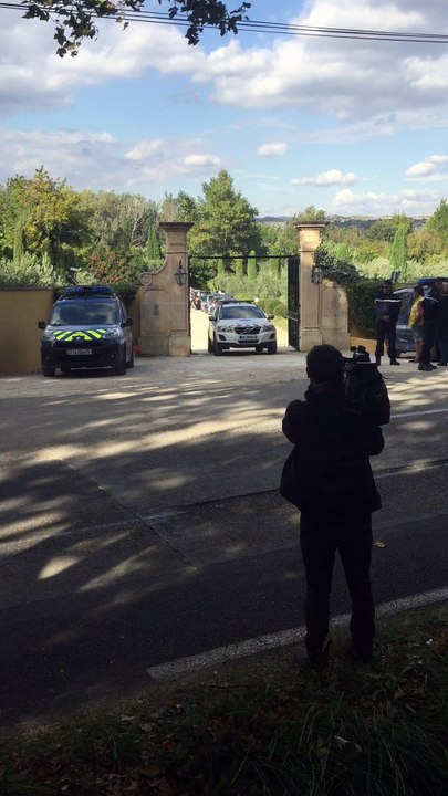Quelques hommages devant la propriété de Charles Aznavour quelques heures après sa mort