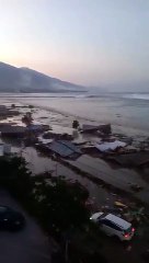 Un tsunami effrayant frappe la la côte indonésienne ! _