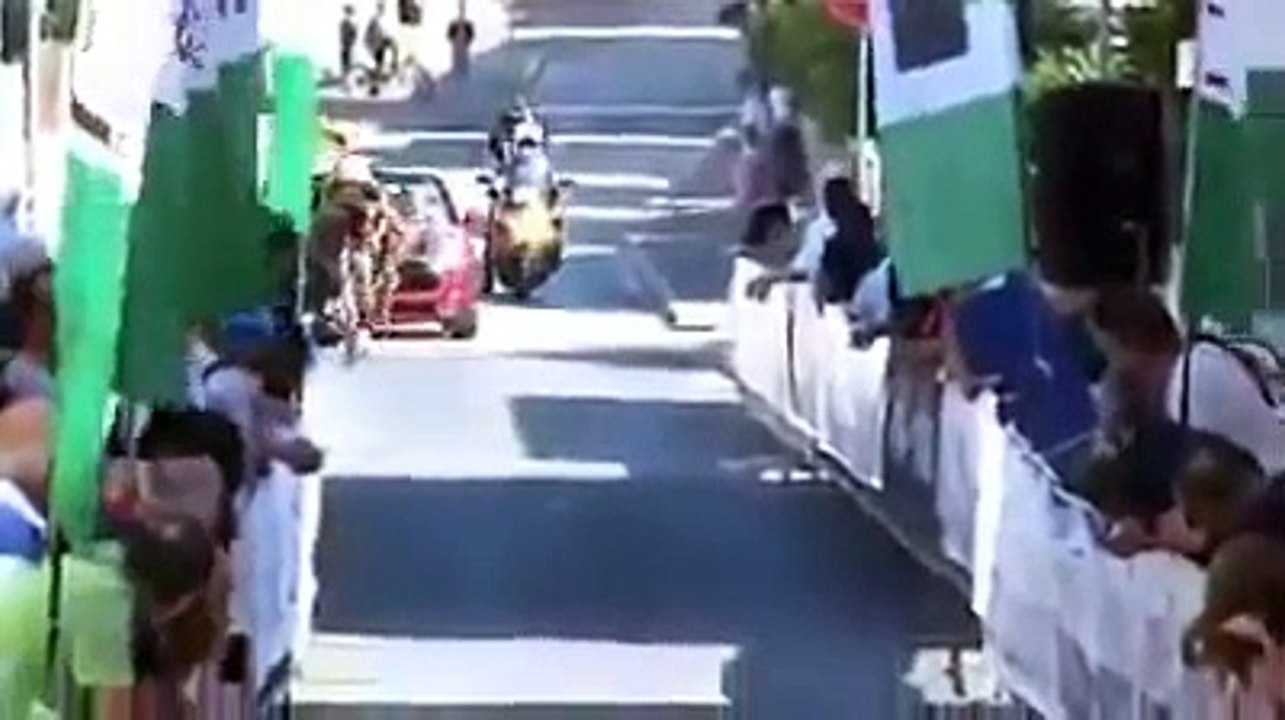 Un cycliste remporte la victoire en tombant sur le ligne d'arrivée !