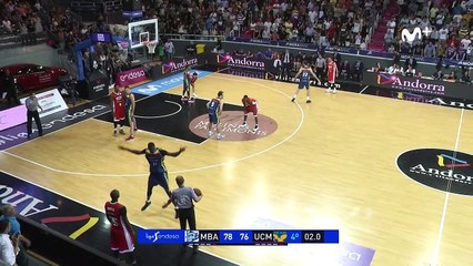 Un joueur de Basketball essaye tout pour ne pas laisser son adversaire jouer une touche !