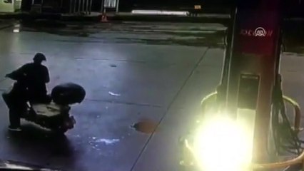 Motosikletin akaryakıt istasyonunda alev alma anı kamerada - İZMİR