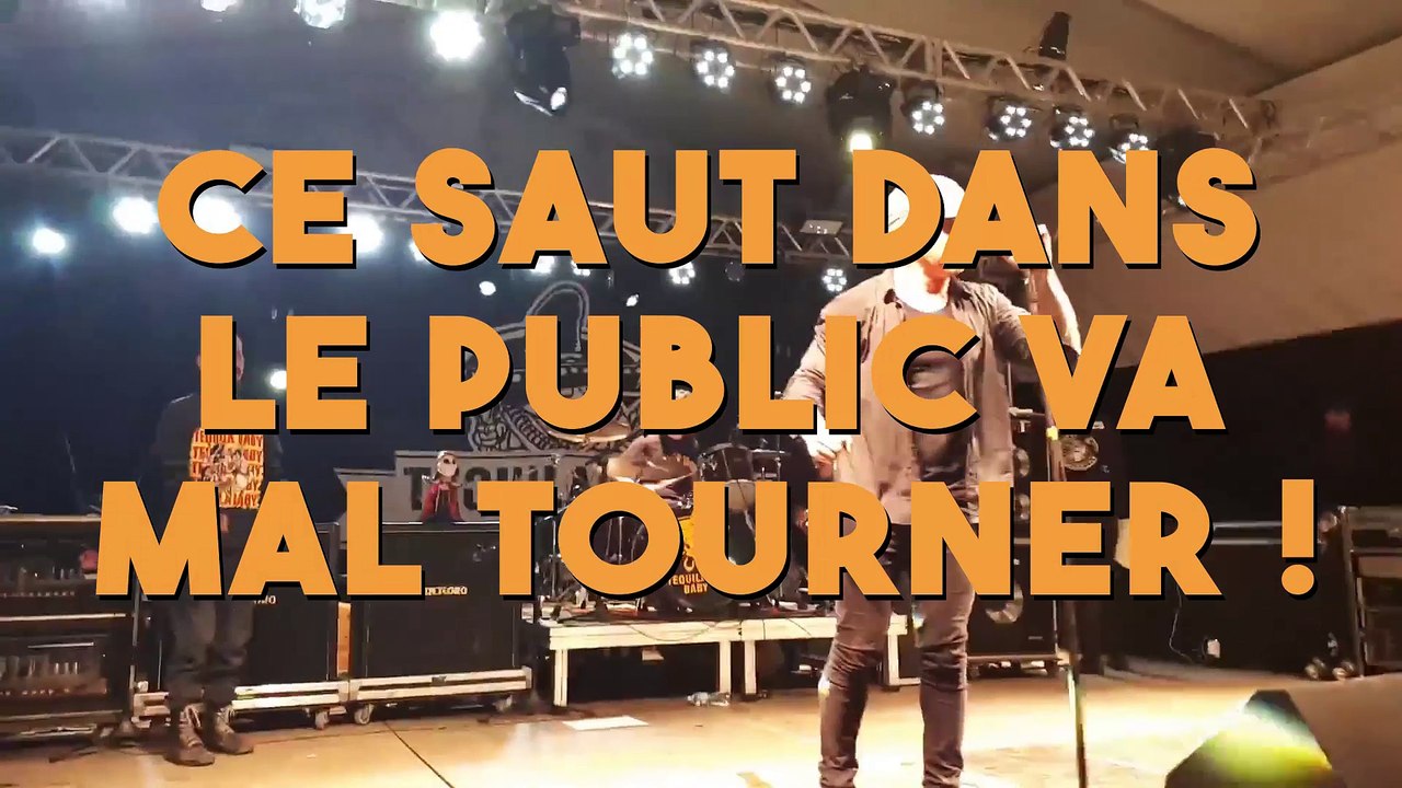 Ce saut dans le public lors d'un concert va provoquer un fou rire général !