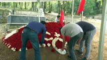 Şehidin mezarına karanfillerden Türk bayrağı yaptılar - SAKARYA