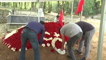 Şehidin Mezarına Karanfillerden Türk Bayrağı Yaptılar - Sakarya