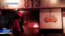 #ENDESARROLLO4 motobombas y una cisterna están siendo utilizadas por el personal de Bomberos para sofocar el incendio reportado en un taller sobre la  tercera