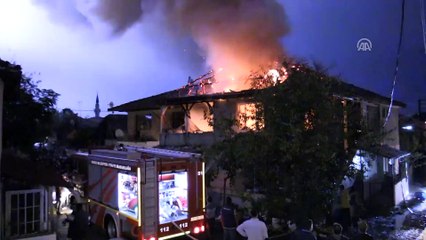 Yıldırım düşen ev yandı - DÜZCE