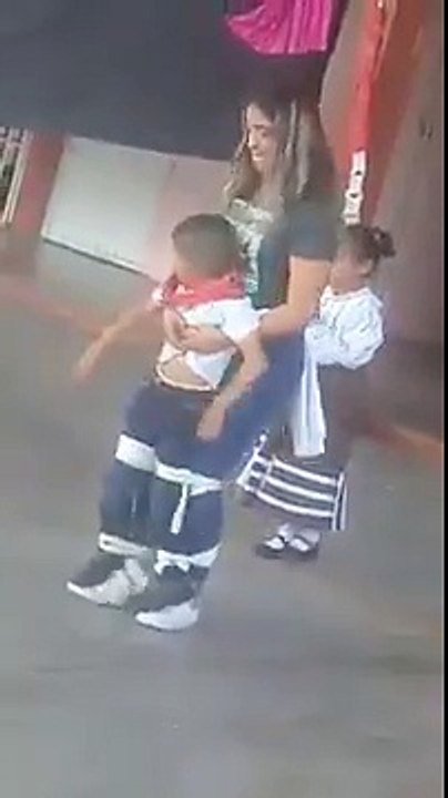 Cette prof danse avec un enfant handicapé en attachant leurs jambes ensemble