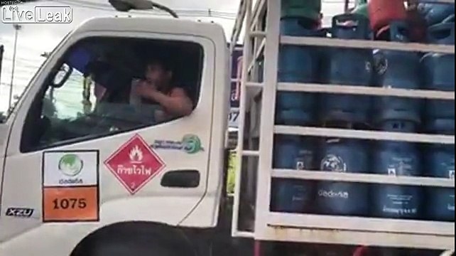 Ce chauffeur fume à côté de bonbonnes de gaz !