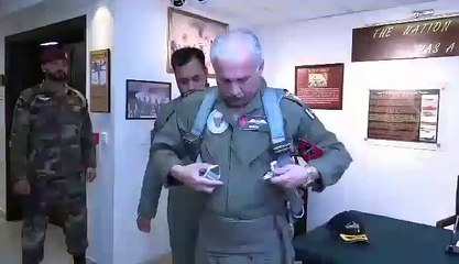 پاک فضائیہ کے سربراہ ائیر چیف مارشل مجاہد انور خان کا آپریشنل بیس کا دورہ