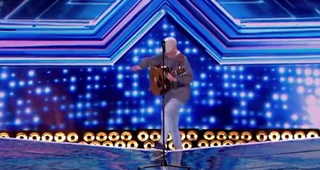 The X Factor'e Katılan Yarışmacı, Performansı Esnasında Sahneden Düştü
