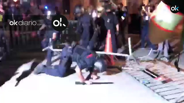 Los radicales independentistas CDR agreden a los mossos en el Parlament