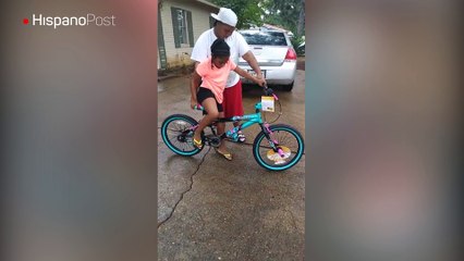 Quiso probarle a su hija que la bicicleta que le regaló era segura y terminó en el piso