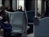 Comment calmer une petite racaille dans le train... Joli