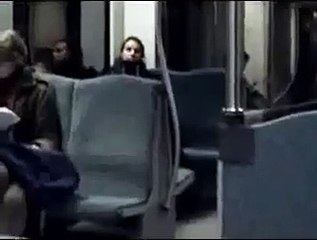 Comment calmer une petite racaille dans le train... Joli
