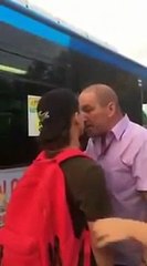 Un chauffeur de bus marseillais donne une bonne leçon à un adolescent insolent !