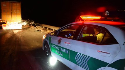 Devrilen tırda sıkışan sürücü kurtarıldı - GAZİANTEP