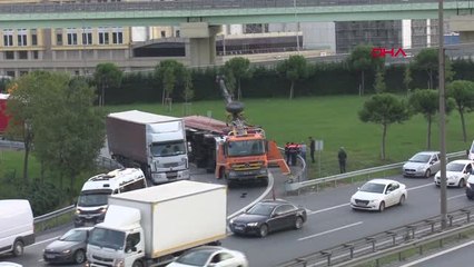 İstanbul Basın Ekspres Yolu Girişinde Tır Devrildi