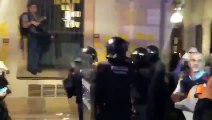 Los Mossos cargan para dispersar a los que aún quedan concentrados ante el Parlament y la Jefatura de Policía