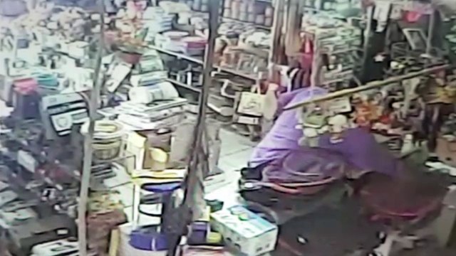 Câmera registra rapaz furtando celular em loja