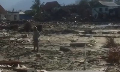 Cari Barang Berharga, Beberapa Korban Gempa Kembali ke Rumah