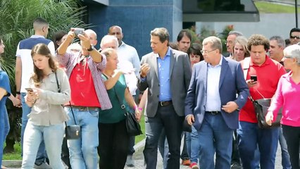 Haddad visita a Lula en la cárcel y arremete contra Bolsonaro