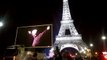 Charles Aznavour - Regardez la Tour Eiffel illuminée en or cette nuit en hommage au chanteur et ses chansons ont été diffusées sur écran géant