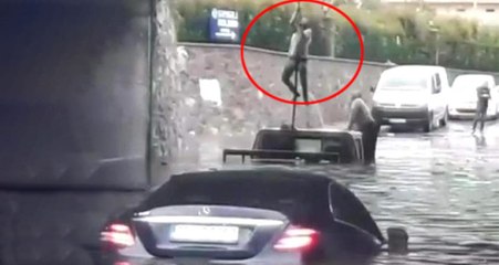 İzmir'i Sağanak Vurdu! Alt Geçitte Mahsur Kalan Sürücü Halatla Kurtulmaya Çalıştı