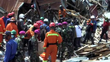 Duras labores de rescate en Indonesia, donde balance se agrava