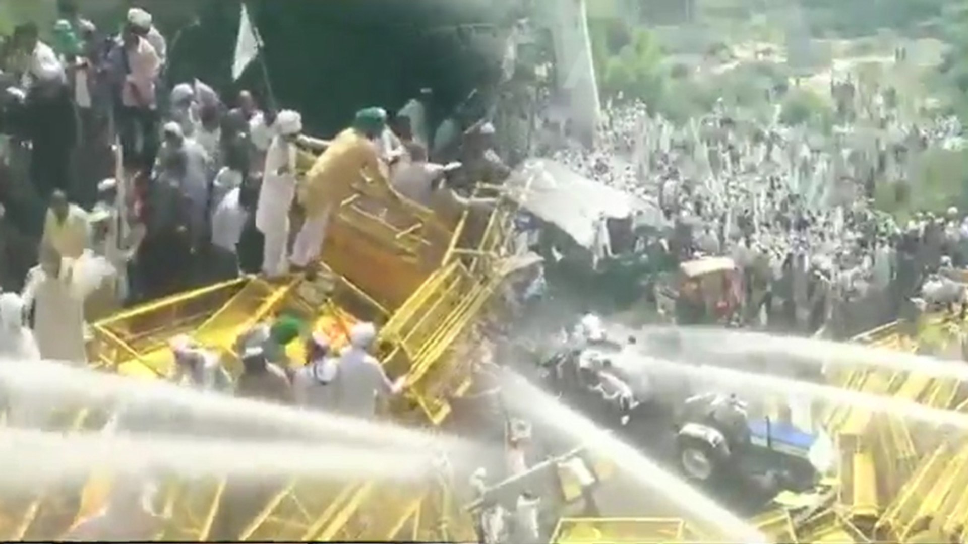 Video: यूपी-दिल्ली बॉर्डर पर पुलिस-किसानों के बीच संघर्ष, मारी गई पानी की  बौछार - video dailymotion