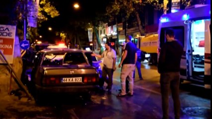 Malatya'da Trafik Kazası! İkiye Bölünen Otomobilden Sağ Çıktılar