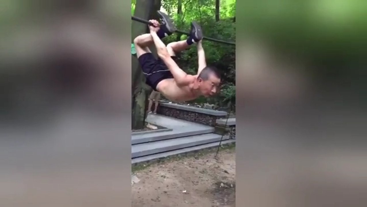 Un chinois de 69 ans fait ses exercices !