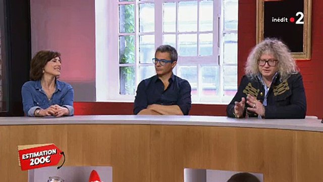 Pierre-Jean Chalençon raconte dans Affaire conclue comment il a récupéré deux coussins du sacre de Napoléon de façon totalement improbable ! Regardez