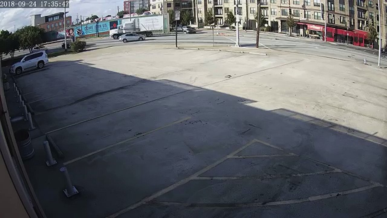 سيارة تسقط من موقف سيارات وتهبط أمام محل لغسيل السيارات
