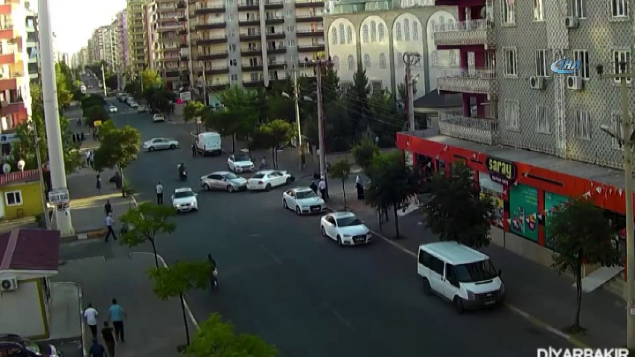 Bebek arabasıyla otomobilin altında kaldılar... Yurtta meydana gelen trafik kazaları MOBESE kameralarında