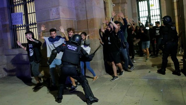 سالگرد همه‌پرسی استقلال کاتالونیا؛ درگیری پلیس ضد شورش با تظاهرکنندگان