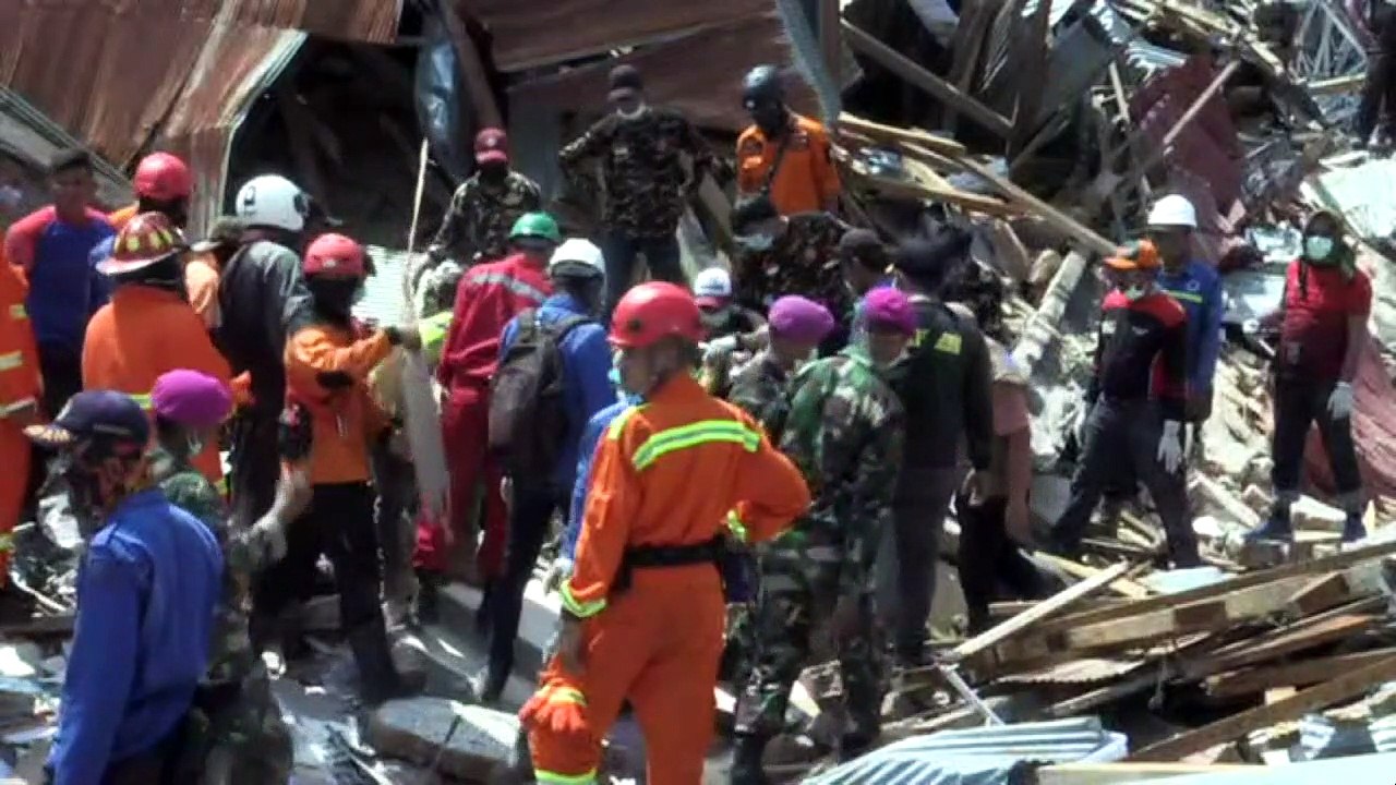 Indonesian quake-tsunami toll tops 1200, rescue efforts hampered